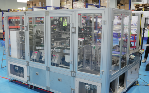 SUPPLYING AUTOMATIC PAPER ROLL ASSEMBLY MACHINE